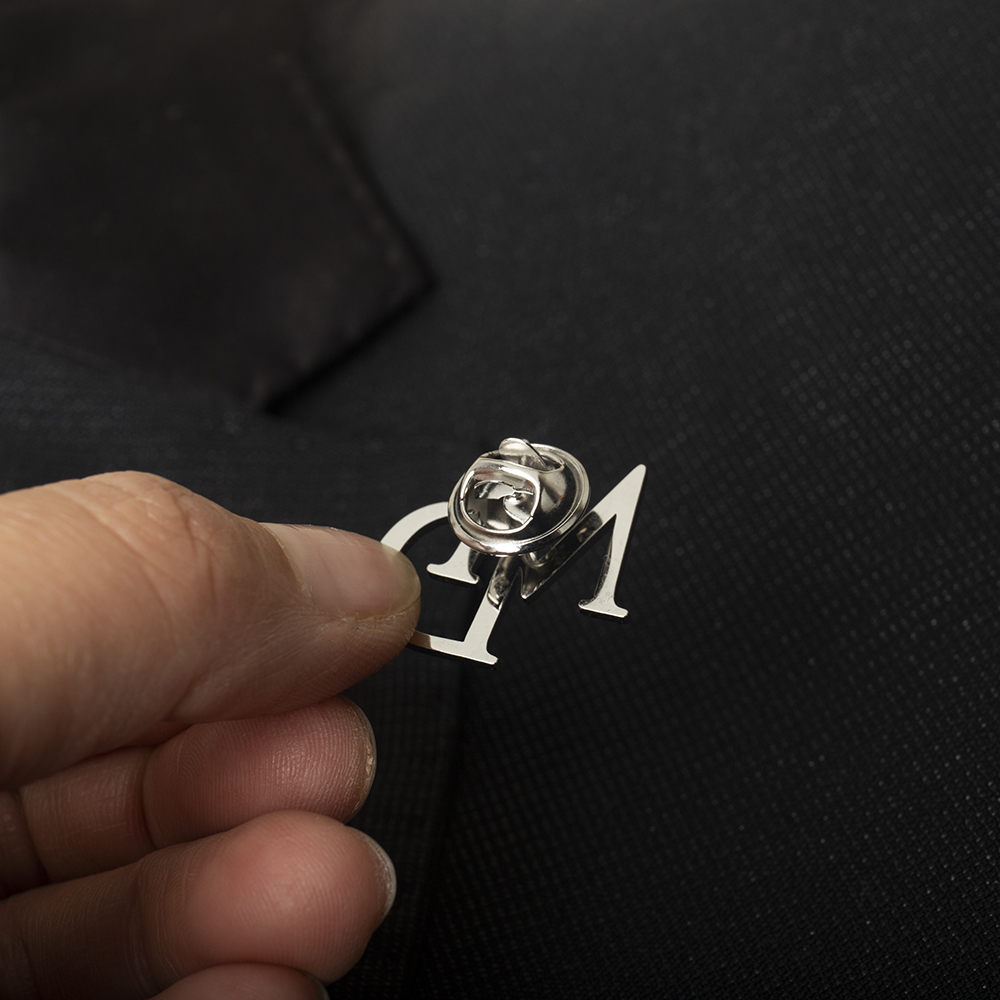 Tangula Custom Initials Brooch - Tuxedo Lapel Pin 评论和价格